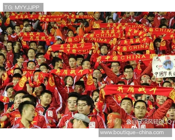 足球球星挥臂展现激情时刻激励全场粉丝燃烧热血信念